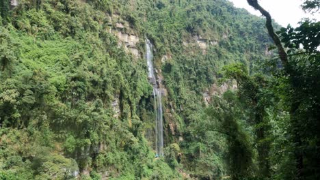 Vista-Lateral-De-La-Cascada-La-Chorrera,-Ubicada-En-El-Municipio-De-Choachí,-Colombia.