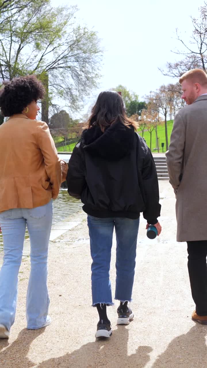 공원에서 걷는 사람들