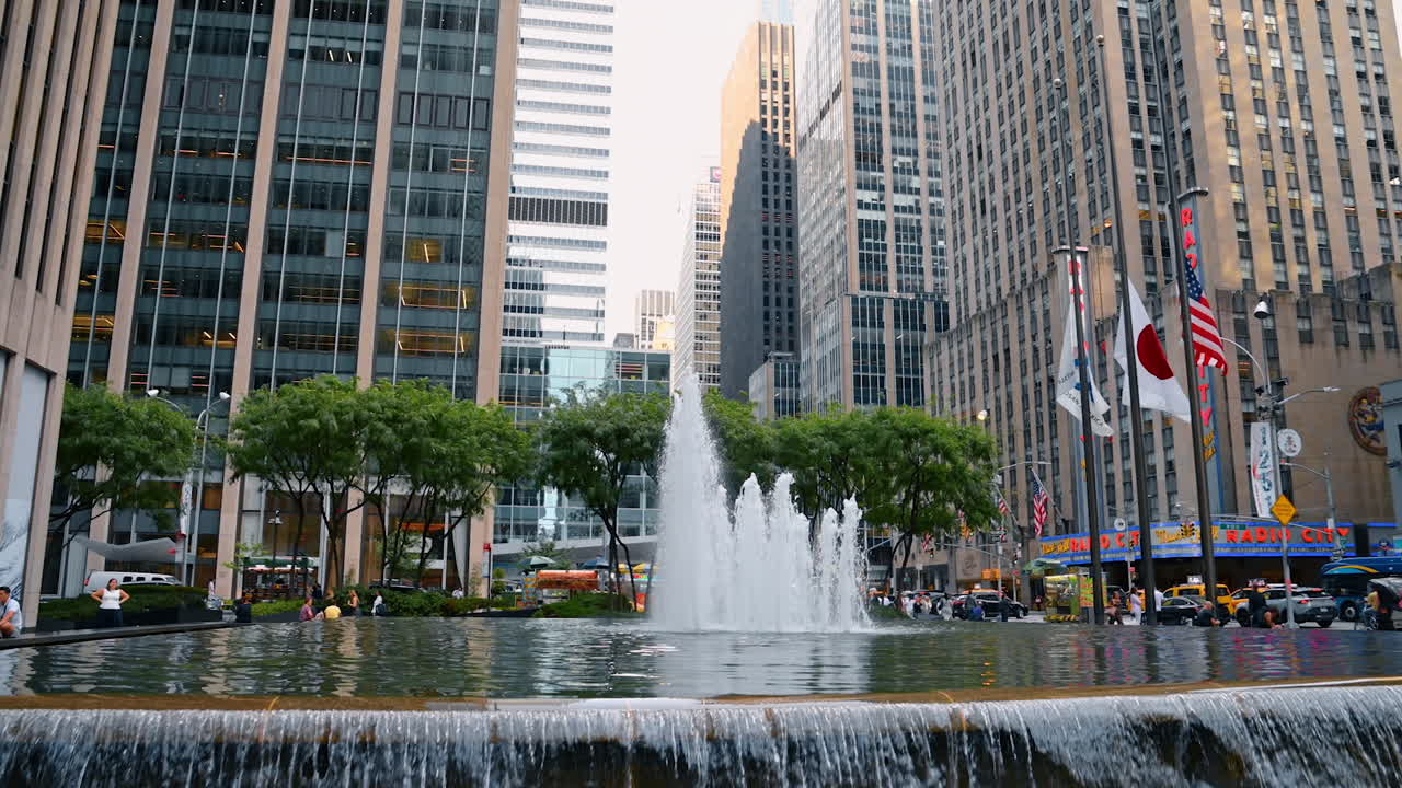 Nueva York, EE. UU., 8 de agosto de 2025: Gran fuente cuadrada en el centro de la ciudad. Árboles verdes y edificios de gran altura como telón de fondo. Nueva York, EE. UU.