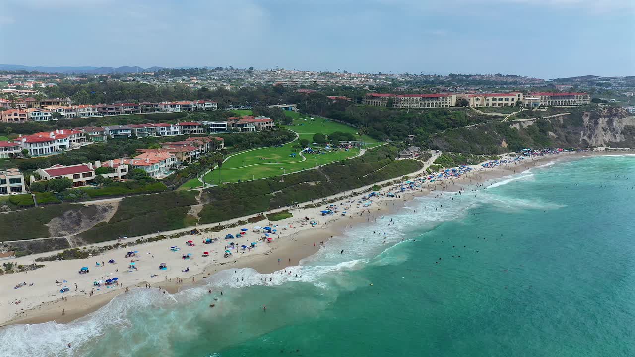 vista aérea giratoria sobre la playa y el parque de salt creek en dana point california