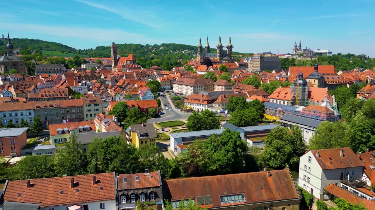 4K flygdrönarvideo av den vackra Bambergs domkyrka och Michaelsbergs klosterkyrkor i Gamla stan i centrala Bamberg, Tyskland.