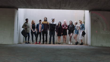 grupo multiétnico de amigos posando retrato moderno urbano arenoso