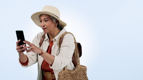 mujer madura, viajes y fondo de estudio azul