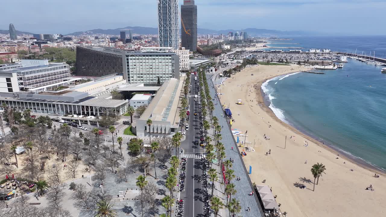 Skyline di Barcellona a Barcellona, in Catalogna, Spagna. Spiaggia urbana. Paesaggio acquatico della baia. Centro città. Skyline di Barcellona a Barcellona, in Catalogna, Spagna. Paesaggio tranquillo.