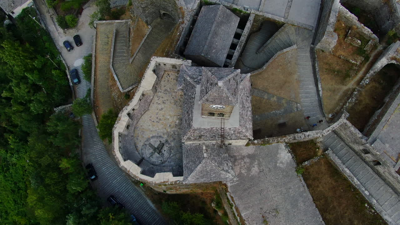 cenital drone shot 4k of clock of gjirokastra castlegjirokastra 성은 알바니아 gjirokastra에 있는 성입니다.