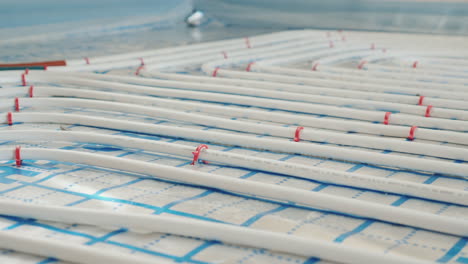 tuberías para agua caliente en un sistema de calentamiento de agua piso caliente