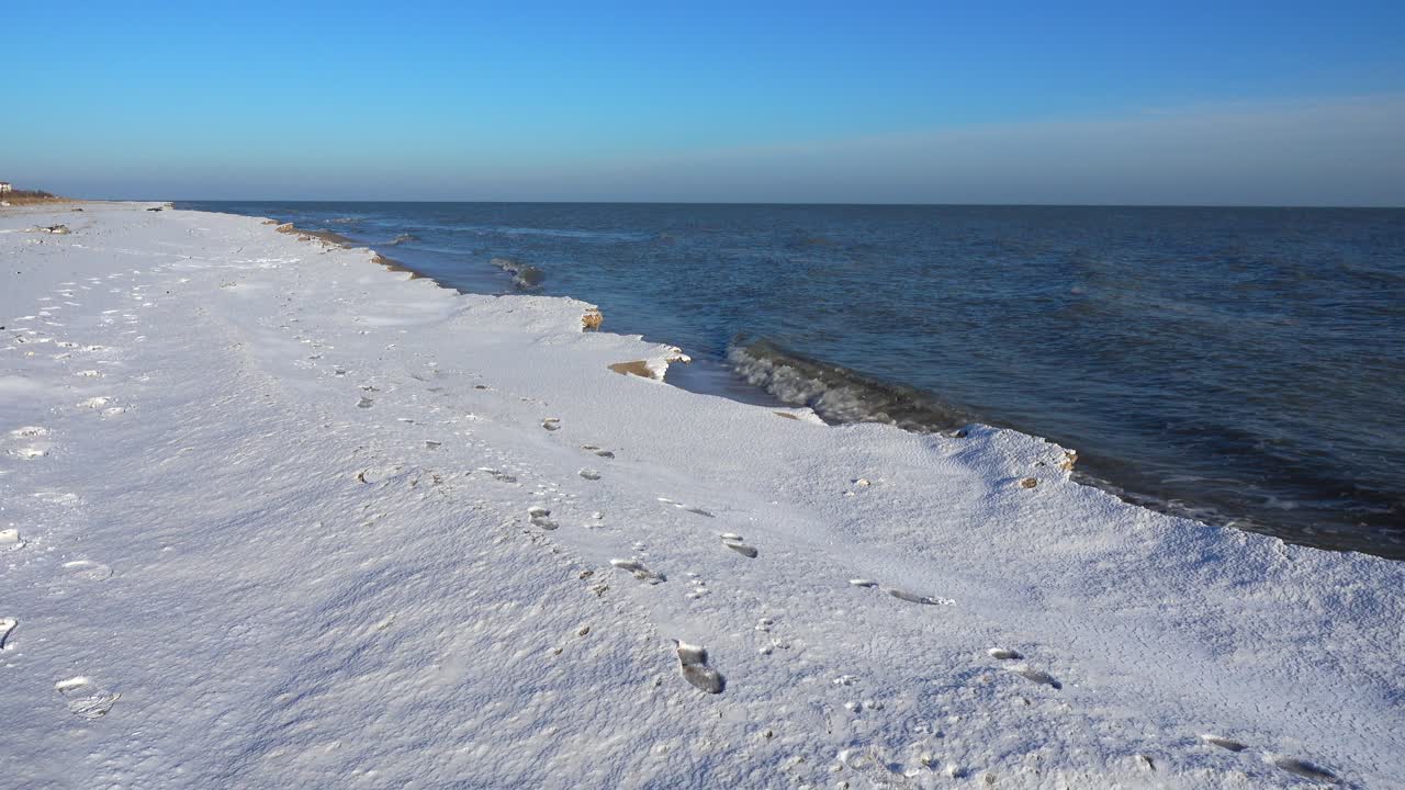 Havet om vinteren. Filming på stranden.