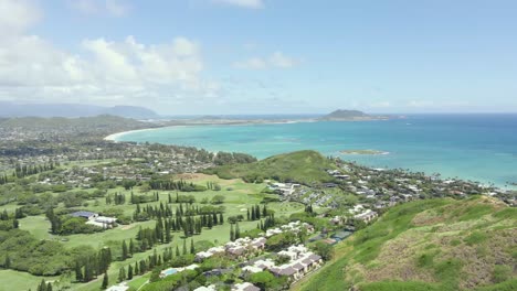 在熱帶島<unk>的高爾夫球場,可以看到海洋,山脈和海灘