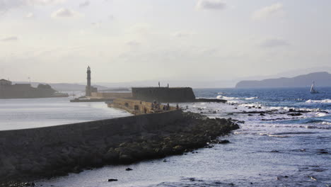 escena costera con faro en creta, islas griegas