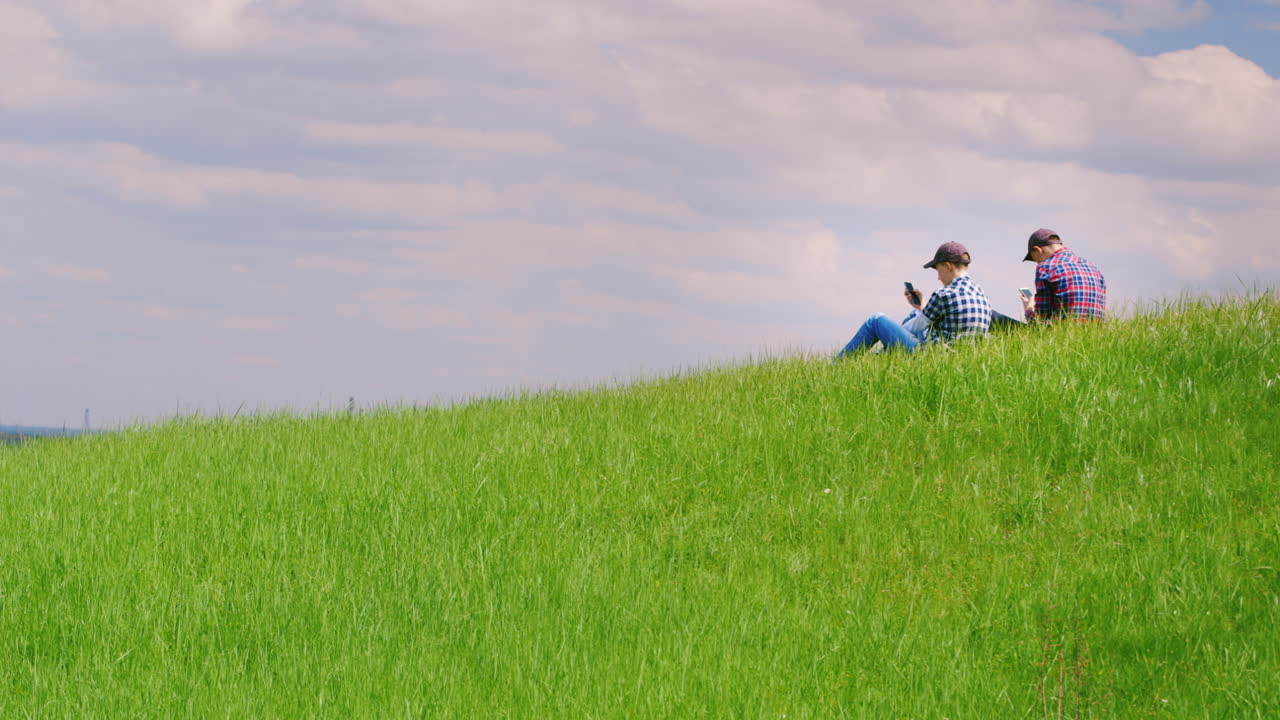 두 명의 십대 소년이 자연 속에서 휴식을 취합니다.