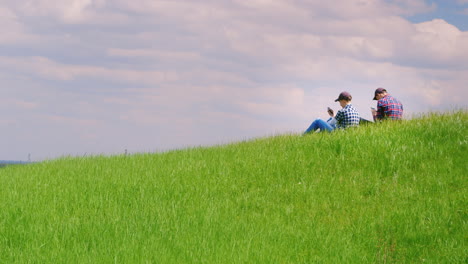 Zwei-Jungs-Im-Teenageralter-Ruhen-Sich-In-Der-Natur-Aus