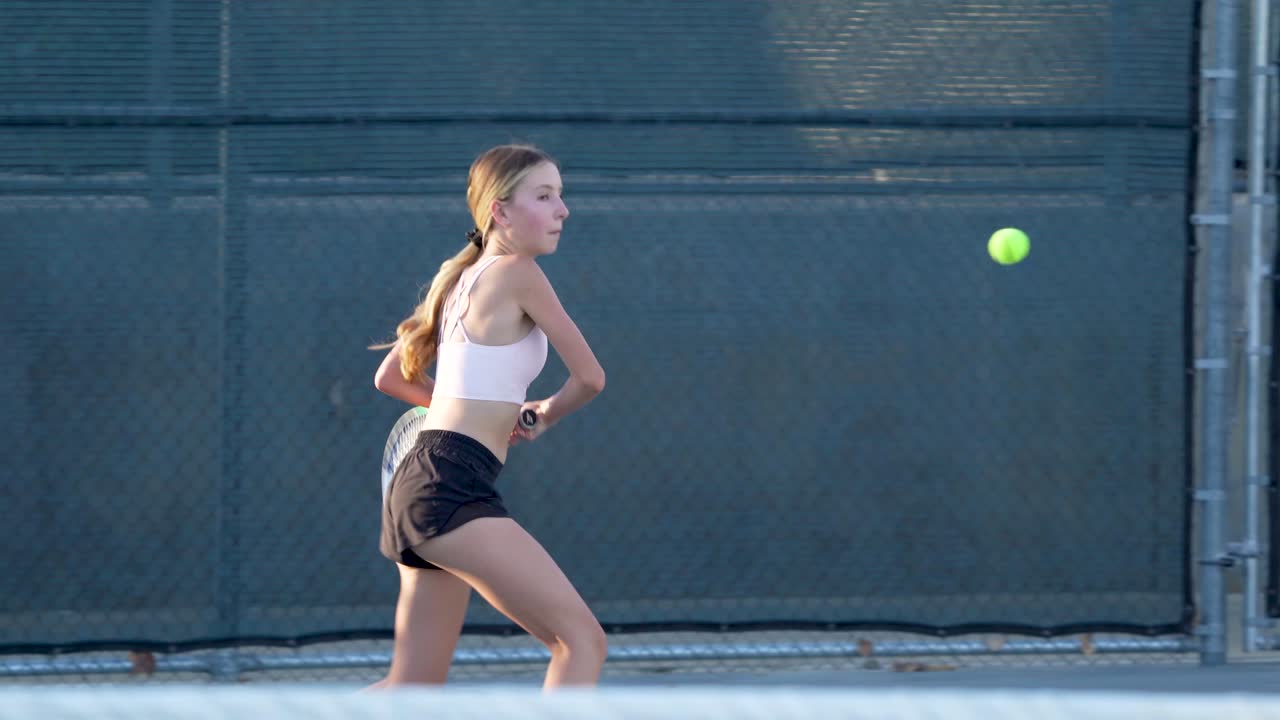 여름 오후에 테니스를 연습하는 십대