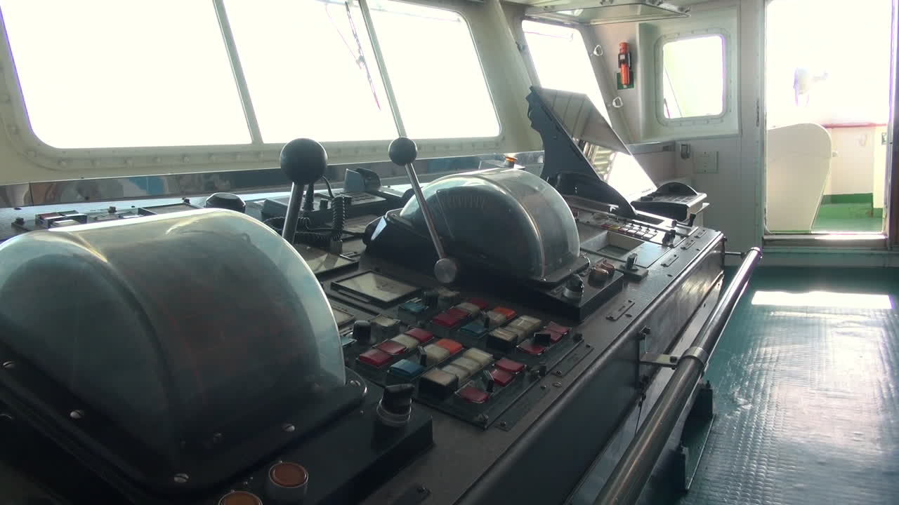 선박 선장 휠의 내비게이션 브리지, 선박 제어, 스티어링 휠