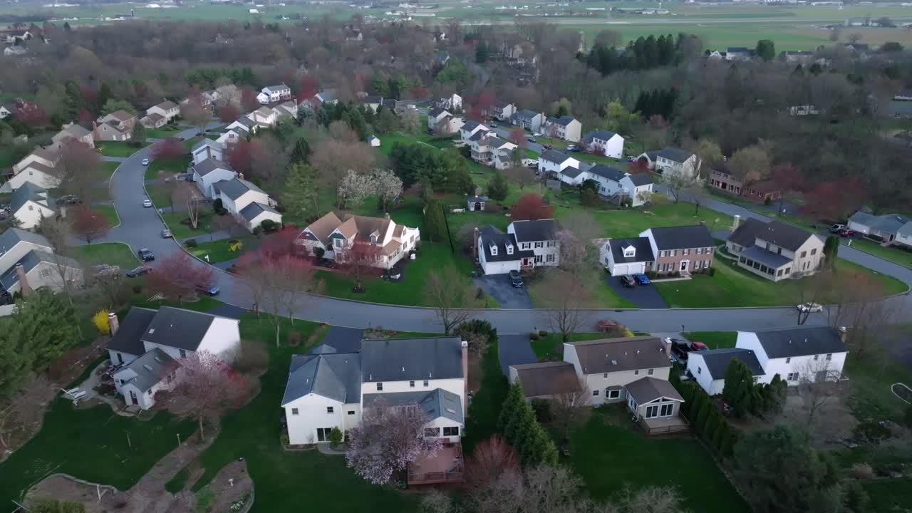 Huse og hjem i nabolaget i skumringen.