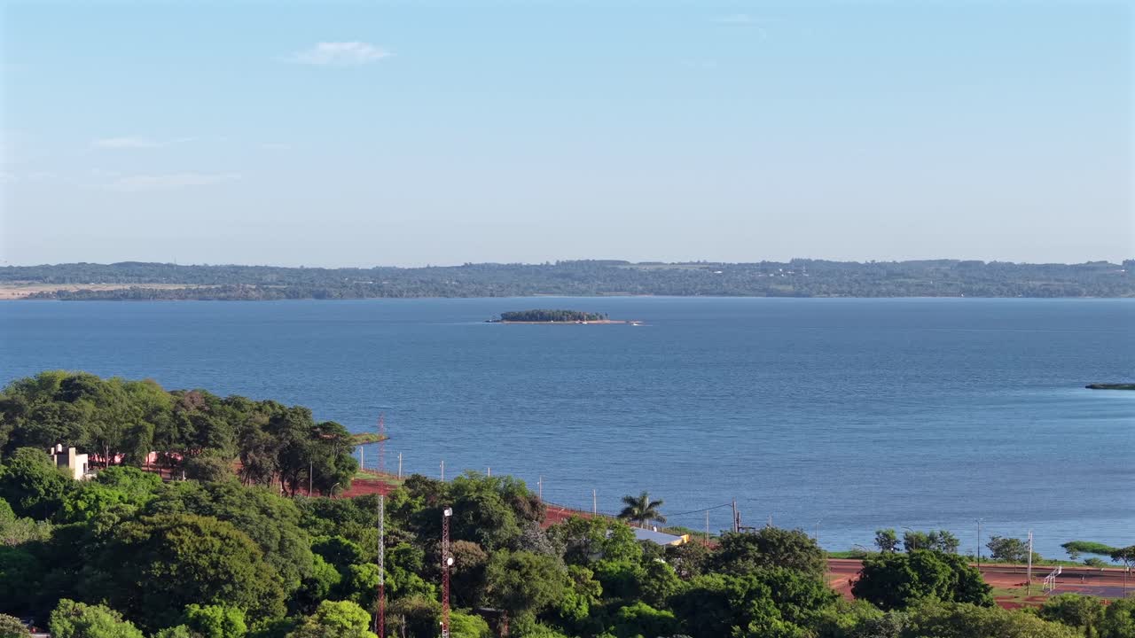 Vista aerea panoramica di Isla del Medio sul fiume Paraná tra Posadas, Argentina ed Encarnación, Paraguay, natura e turismo transfrontaliero