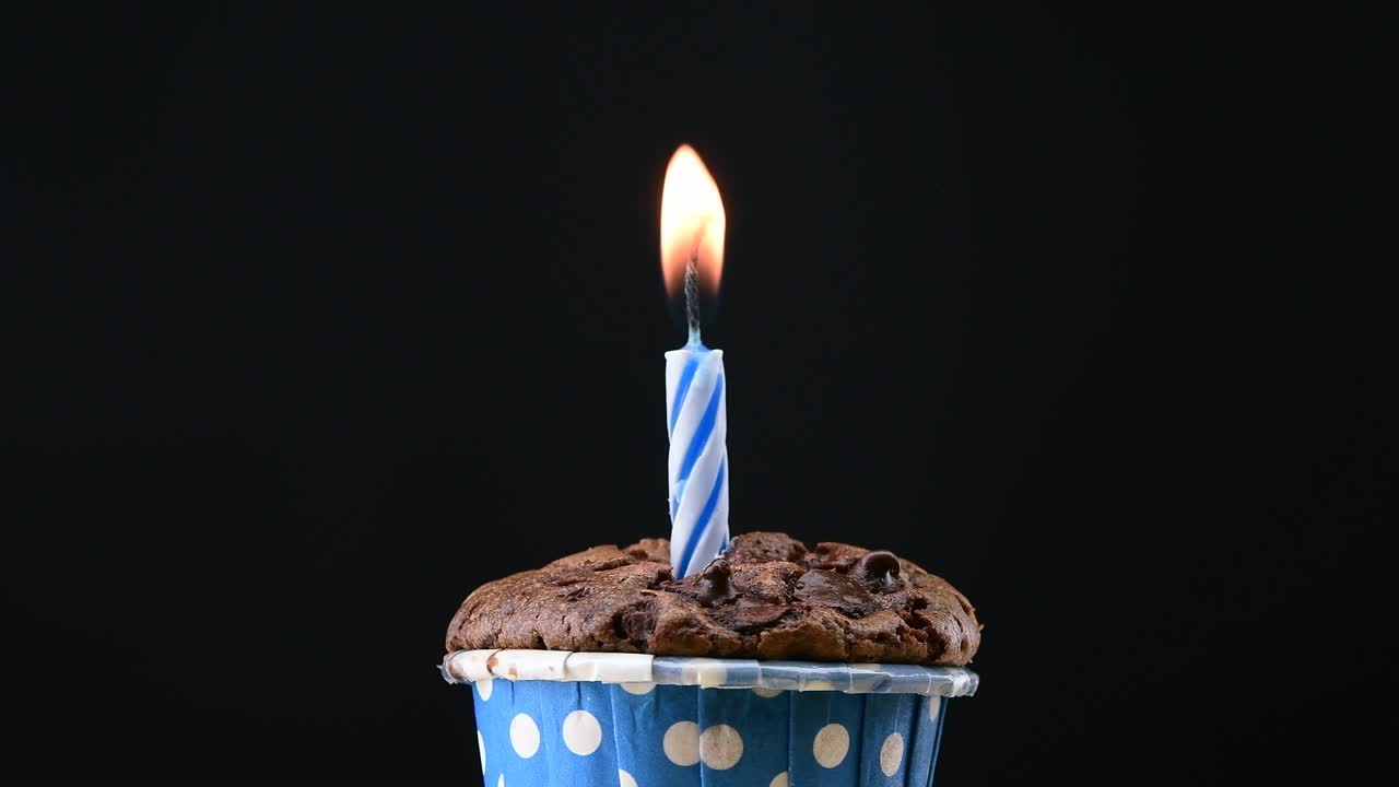 fiesta de pasteles con vela en fondo azul cinemagraph bucle sin costuras.