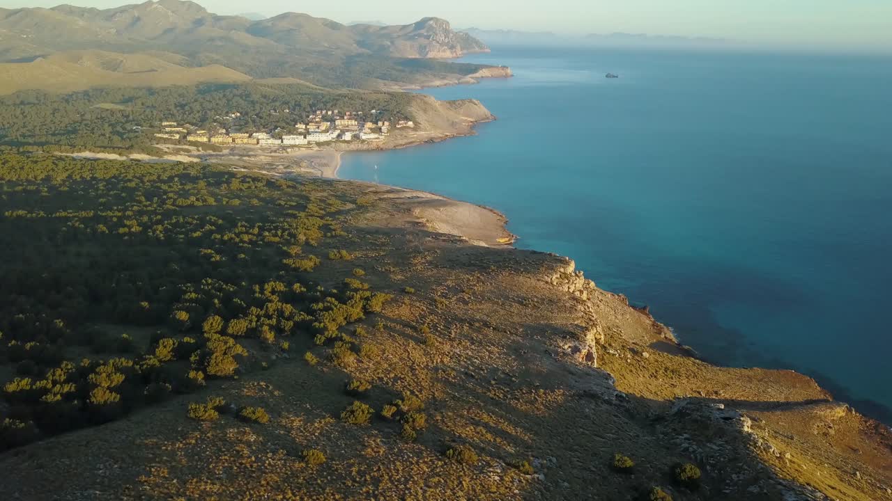 impresionantes imágenes de drones de 4k de la costa de mallorca - cala mesquida en el norte de mallorca - costa española, islas baleares - mar mediterráneo mientras sale el sol - mañanas tranquilas