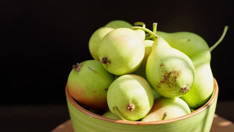 the pears are spinning in a circle