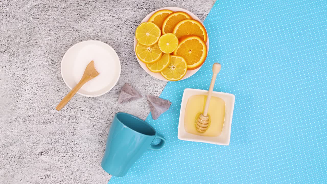 tema azul con utensilios parpadeantes y suministros para hacer té. detener el movimiento