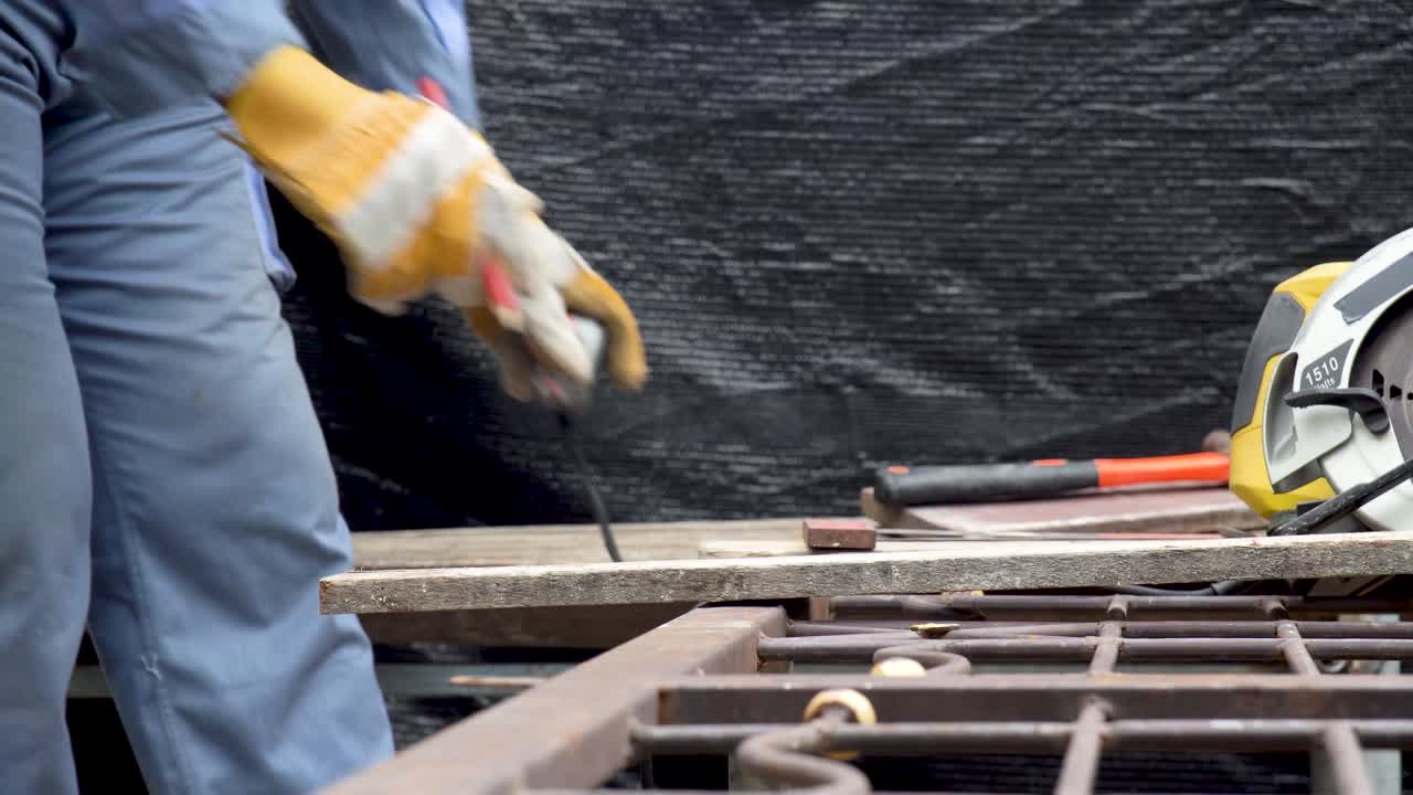 아시안 장인 목공은 전통적인 t 사각형과 연필로 자르는 목판을 측정하고 현대적인 목재 가구, 손으로 만든 목재 물건, 목재 제품 제작을 위해 연필을 사용합니다.