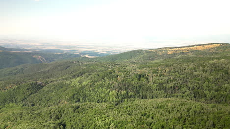 Vista-Aérea-Desde-El-Valle-Hasta-El-Denso-Bosque-En-El-Parque-Natural-De-Vitosha,-Bulgaria