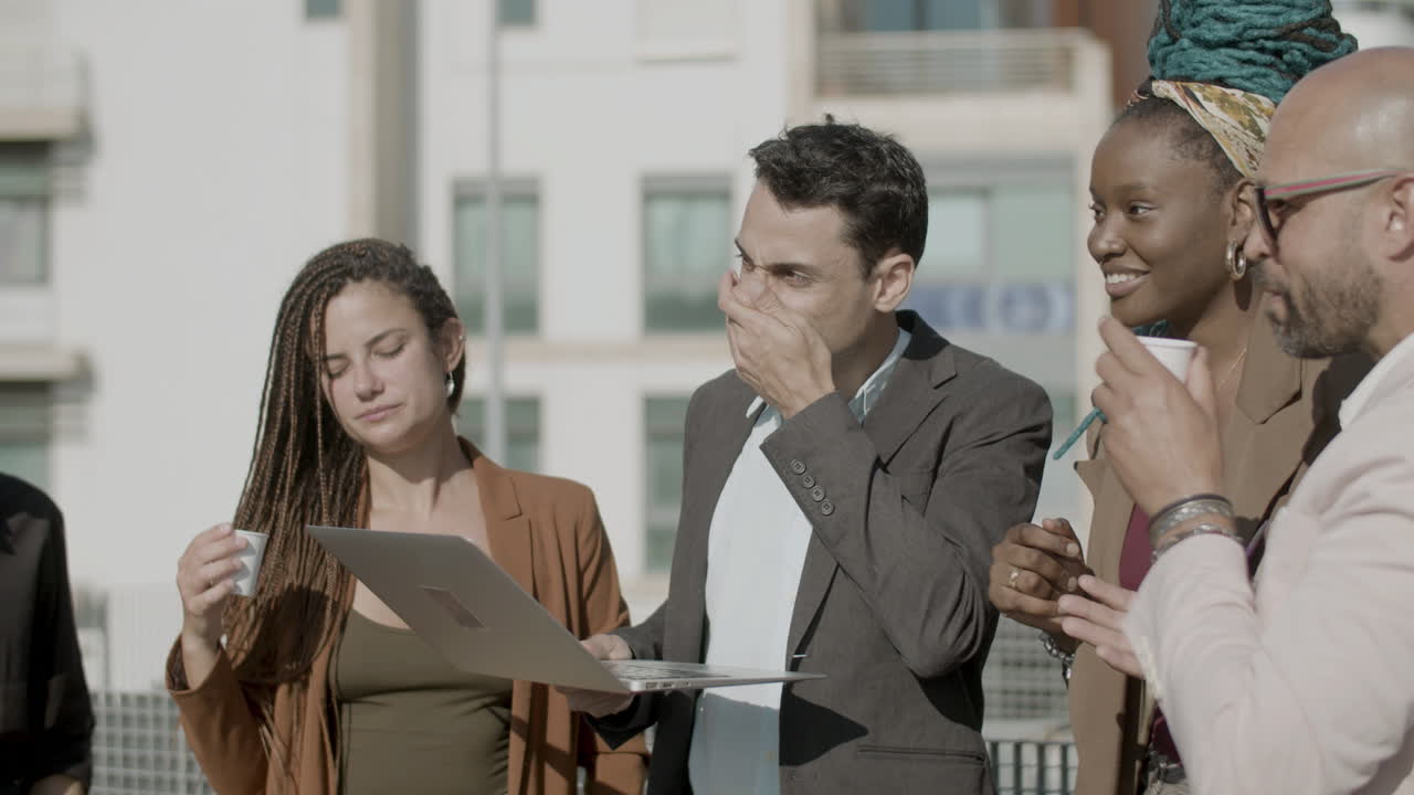 야외에서 함께 일하는 동료들의 행복한 그룹의 모습