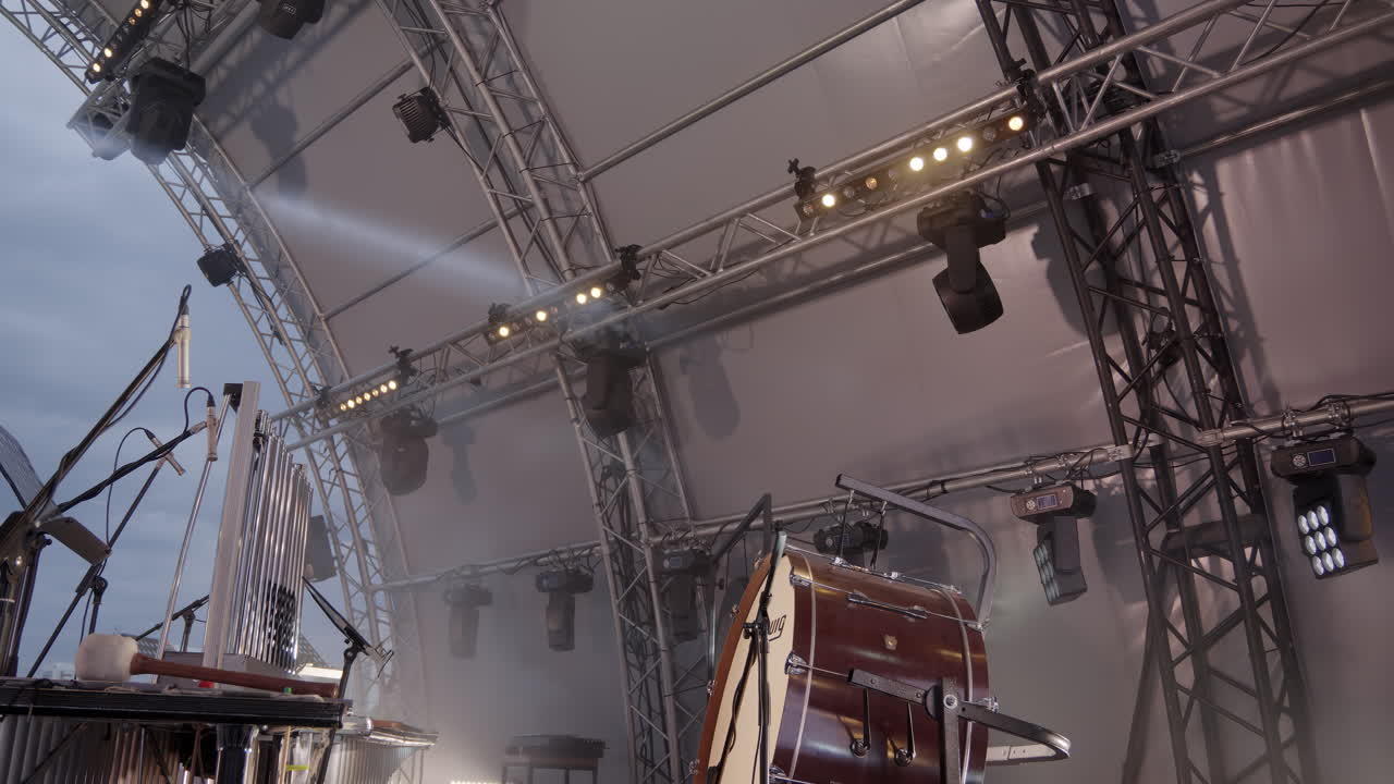 preparación del escenario para una actuación musical