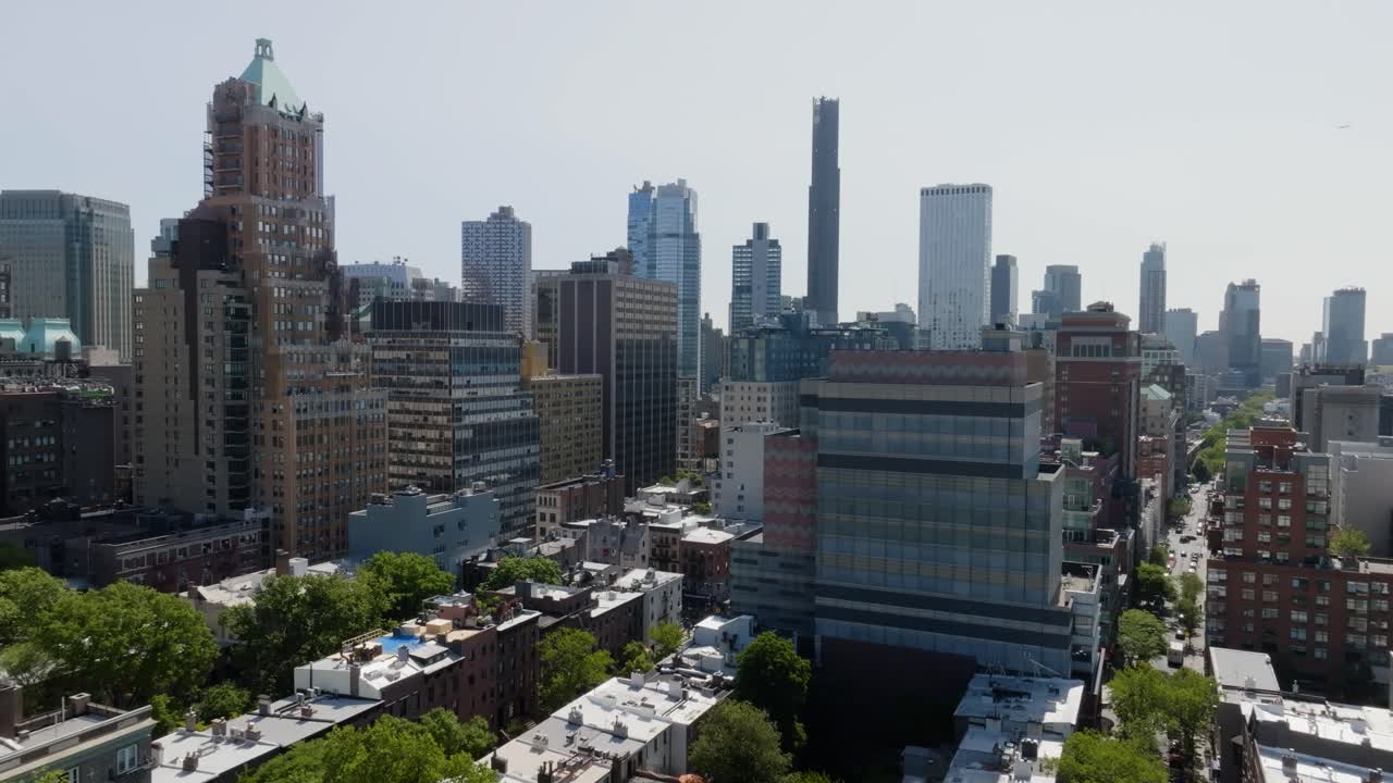 centro de la ciudad de brooklyn desde dumbo, soleado, día de verano en nueva york - descendiendo, disparo de dron