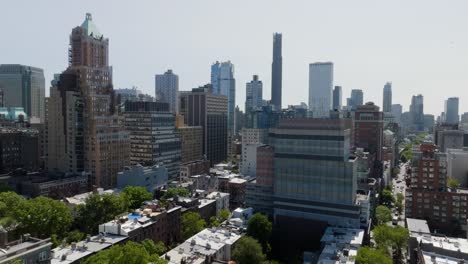 Downtown-Brooklyn-city-from-Dumbo,-sunny,-summer-day-in-New-York---descending,-drone-shot