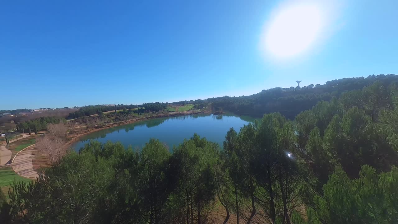 시네마틱 fpv는 프랑스 니에브르의 숲과 lac du crès 위로 촬영되었습니다.