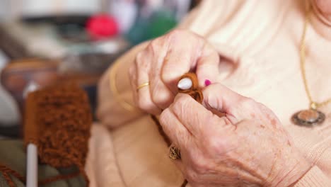 Primer-Plano-De-La-Lana-Y-La-Aguja-Mientras-La-Abuela-Teje