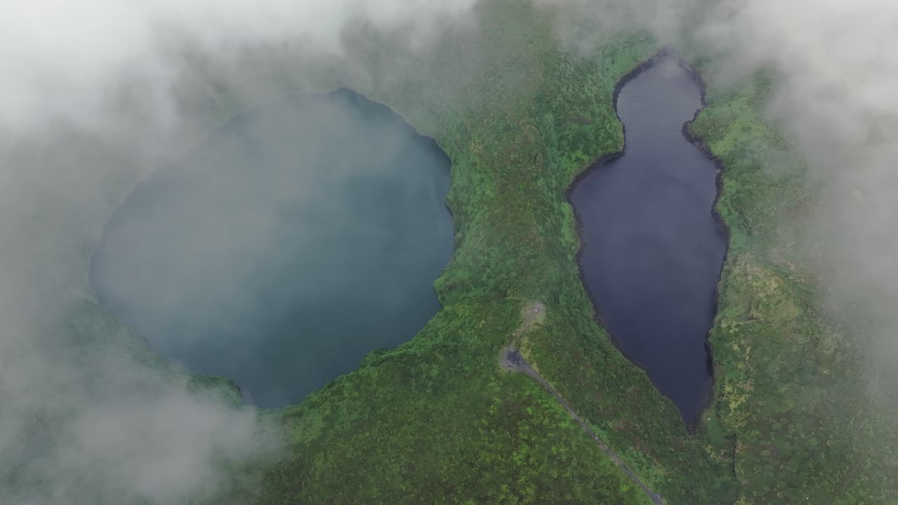 vista aérea de las lagunas negras lagoa negra y lagoa comprida azores con nubes bajas
