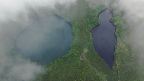 Vista-Aérea-De-Las-Lagunas-Negras-Lagoa-Negra-Y-Lagoa-Longa-Azores-Con-Nubes-Bajas