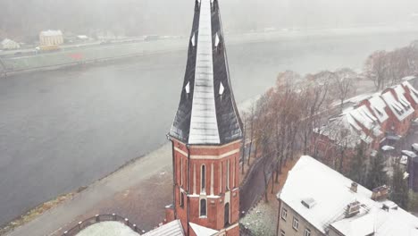 vista aérea de drones de una fuerte tormenta de nieve en el casco antiguo de kaunas, lituania