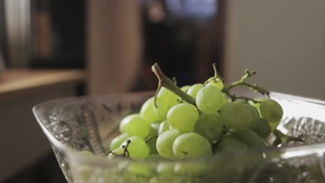 un tazón de uvas verdes frescas sin semillas perfectas por la mañana - primer plano