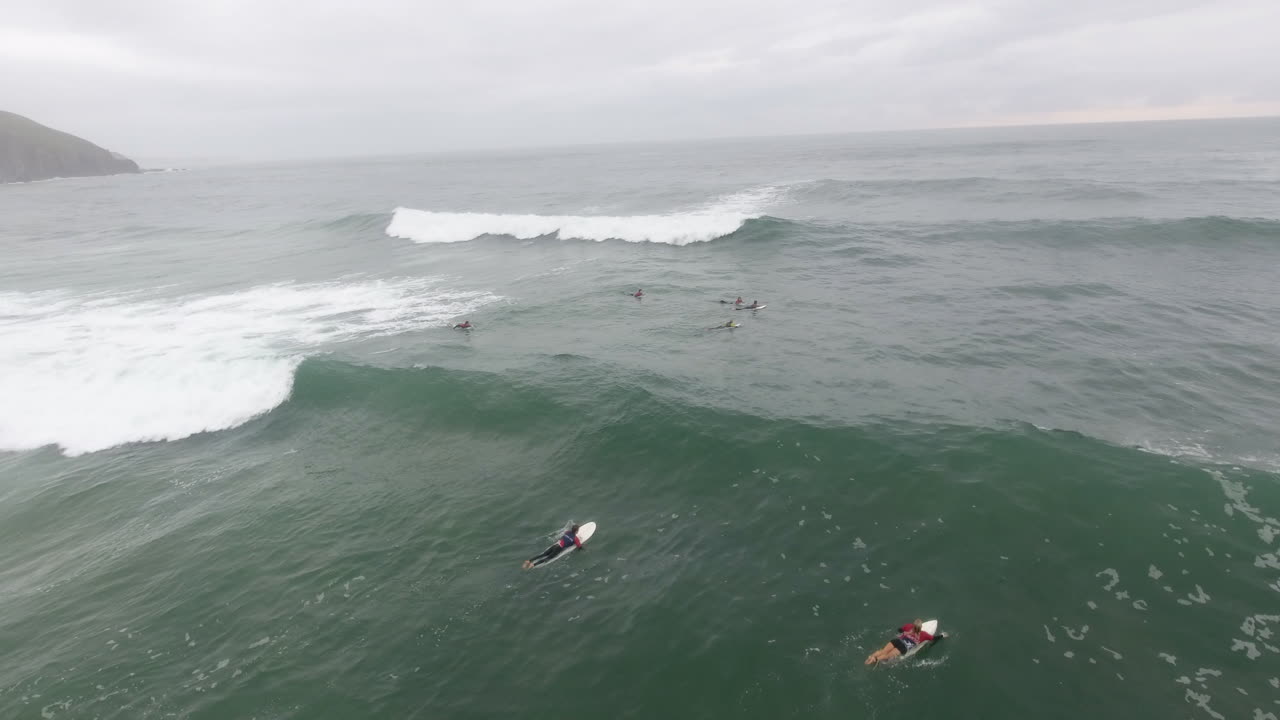 Azione cinematografica aerea su surfisti che cavalcano le onde a Coffee Bay, Sudafrica
