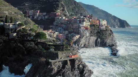 Vista-Aérea-De-Manarola,-5-Terre,-Durante-Una-Tormenta-De-Mar