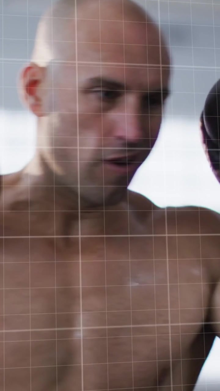 Pugile che inizia un jab in palestra, avviando una sovrapposizione a griglia e linee rosse di analisi fitness che tracciano le metriche.
