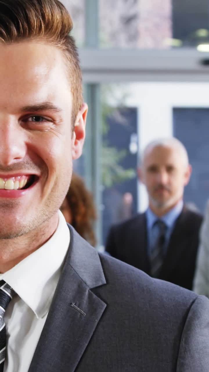 Un hombre de negocios sonriente en la oficina