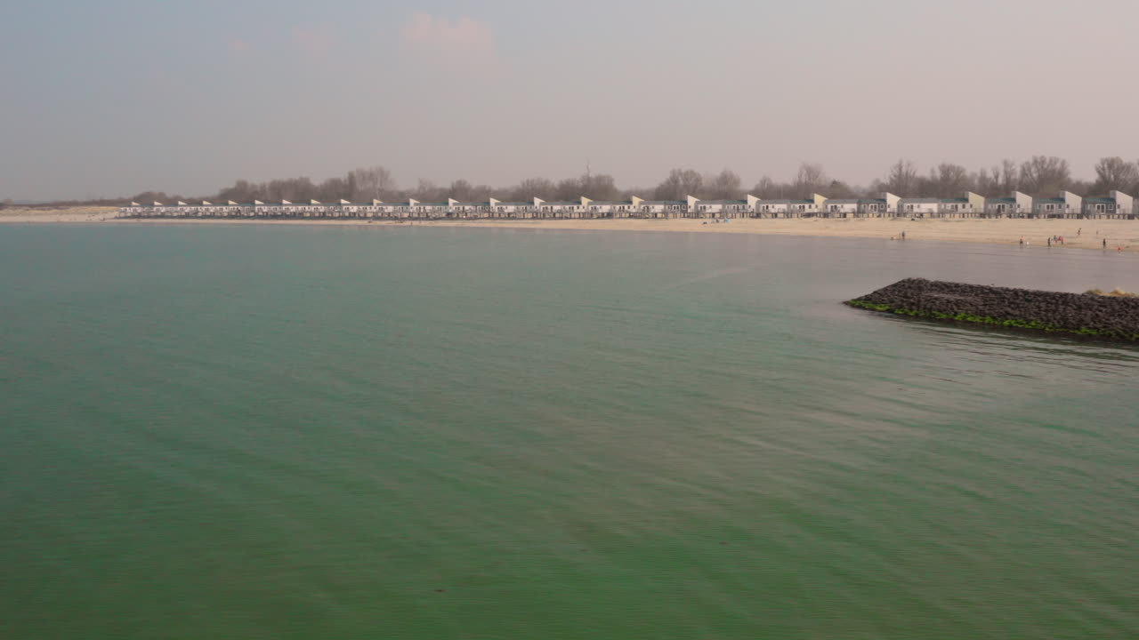 aéreo: puerto y parque de vacaciones durante el brumoso día de primavera