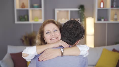 una madre feliz abraza a su hijo pequeño.