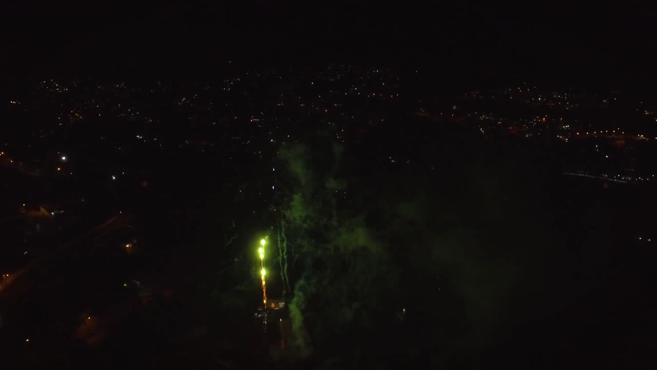 coloridos fuegos artificiales desde la vista de un dron