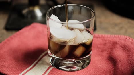 se vierte café helado, cerrar