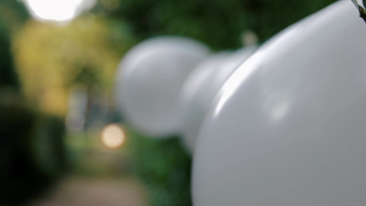 마당 정원 파티 축하 신부 축제 분위기의 구속에 울타리에 매달려 결혼식 의식을위한 하얀 웨딩 풍선