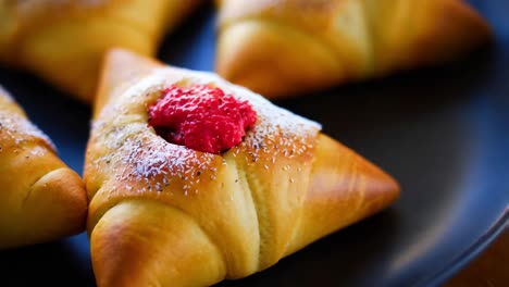 vista de cerca de los deliciosos pasteles de fresa