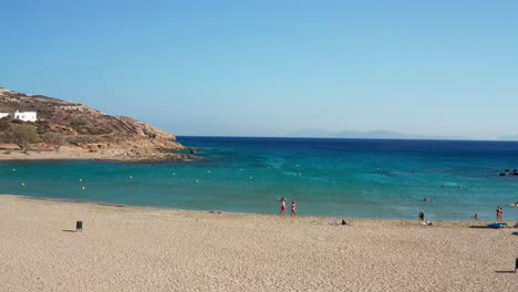 Playa-De-Magganari-En-La-Isla-De-Ios-En-Las-Cícladas-En-Grecia-Vista-Desde-El-Cielo