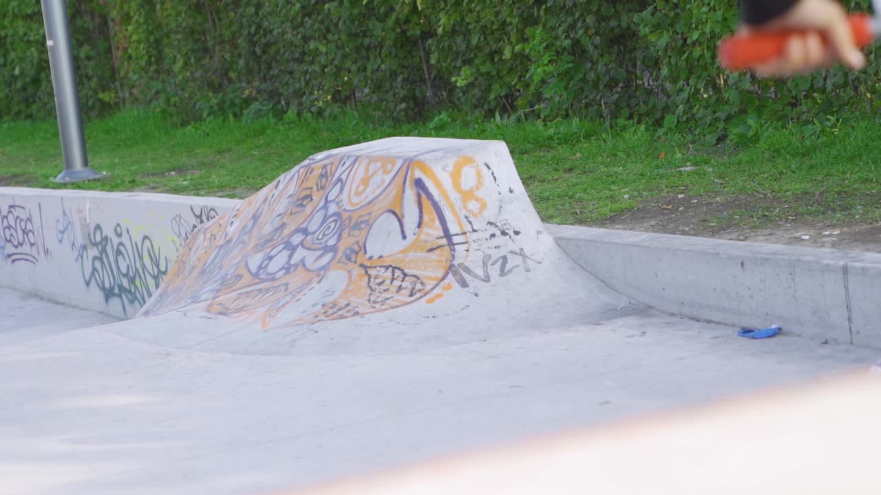 persona en scooter en el parque de patinaje