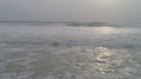 Statische-Nahaufnahme-Von-Meereswellen,-Die-Am-Strand-Von-Gokarna-In-Indien-Auf-Den-Sand-Schlagen