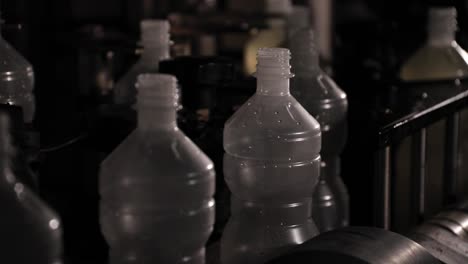botellas de plástico vacías viajan a lo largo de una cinta transportadora en una fábrica de vinagre, esperando el proceso de ser llenadas con vinagre fresco