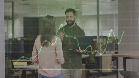 animación del procesamiento de datos financieros sobre diversas personas de negocios en la oficina